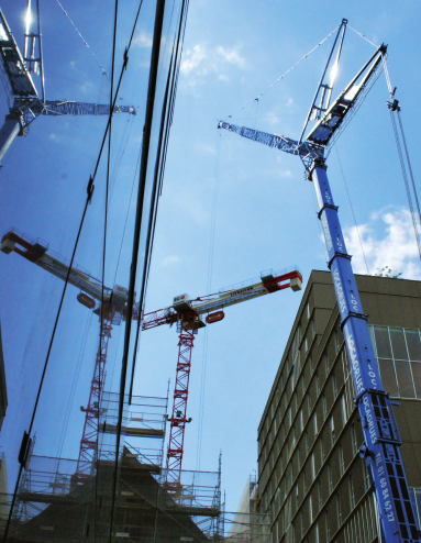 grue à tour au milieu de batiments