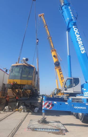 Installation grue à tour avec une grue mobile